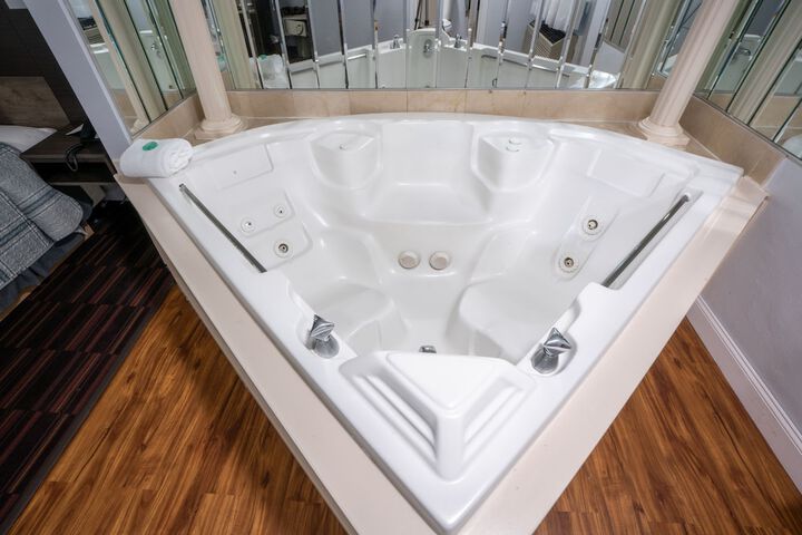 Deluxe King Bed (8 of 39)