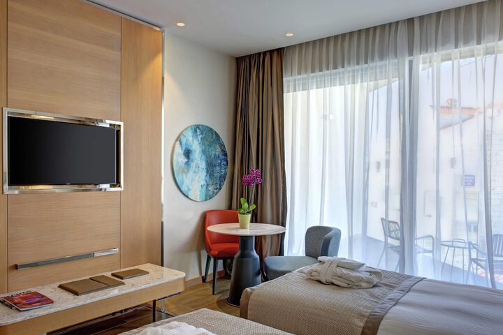 Room 45 of 165