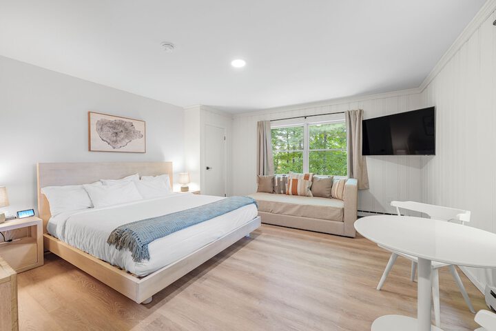Deluxe King Bed (3 of 42)