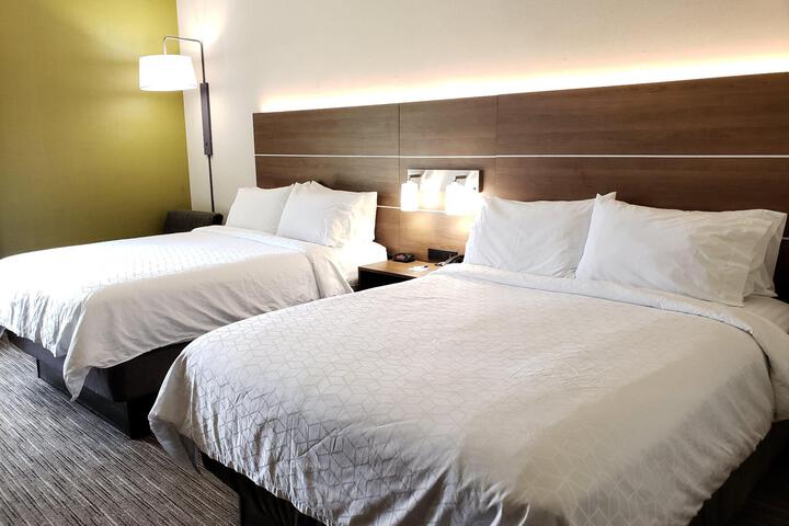 2 Queen Beds (9 of 10)