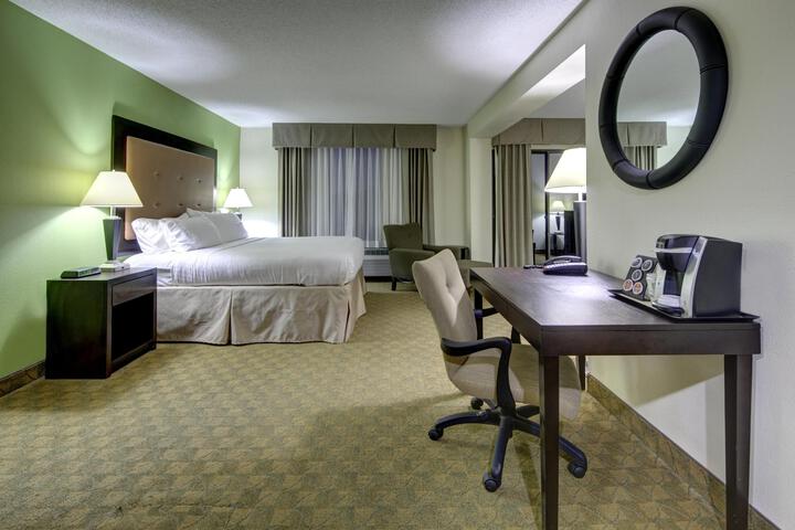 Standard King Bed Pet Friendly (19 of 29)