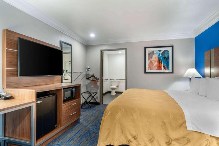 1 King Bed (12 of 21)