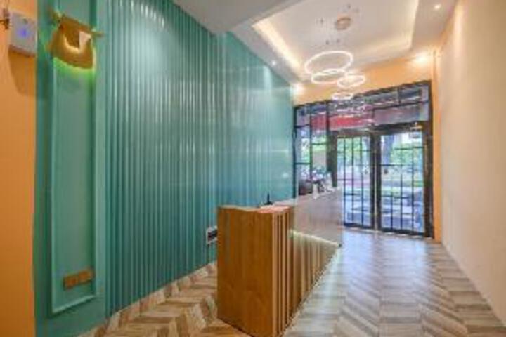 Meet Luck Hotel – West / East Alleys & Elephant Trunk Hill