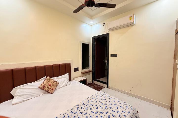 Room 8 of 10