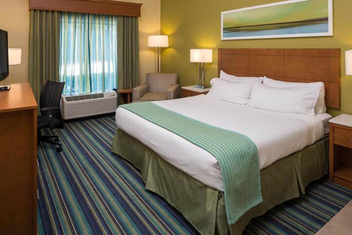 Standard King Bed Accessible (2 of 14)