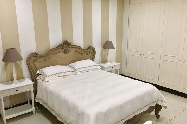 Room 2 of 216