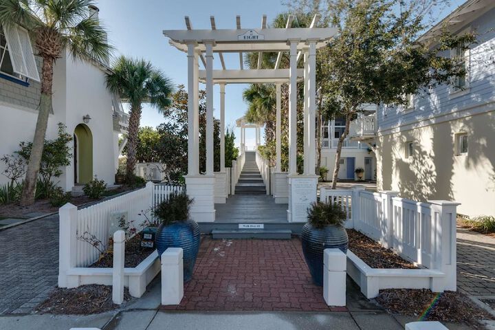 Hotel Exterior 22 of 24