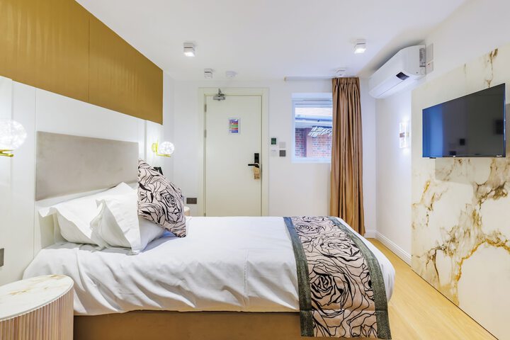 Room 7 of 72