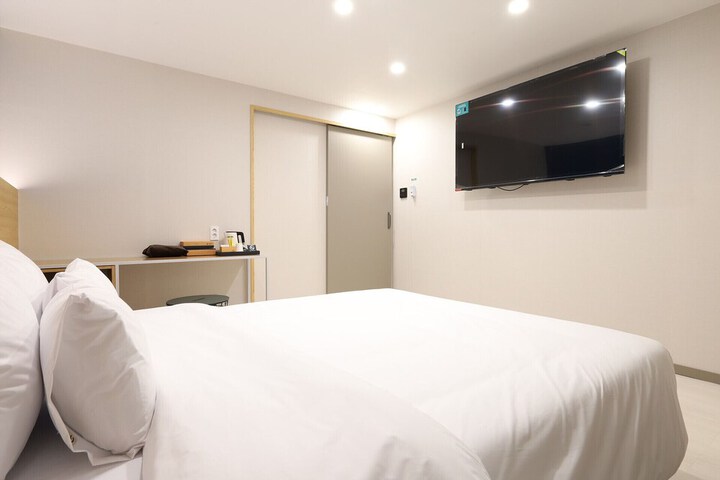 Room 8 of 62