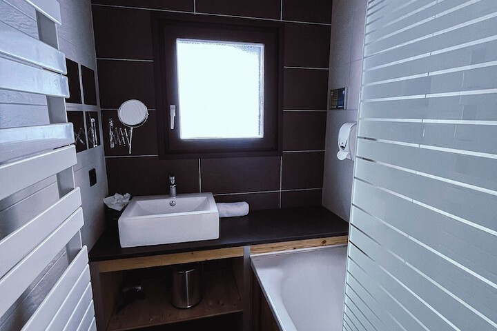 Room 27 of 48