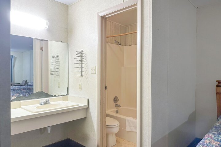 Room 70 of 95