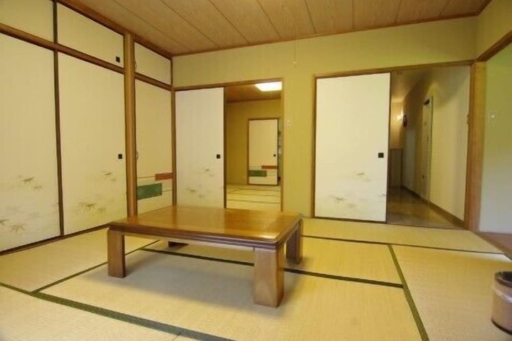 Room 13 of 38
