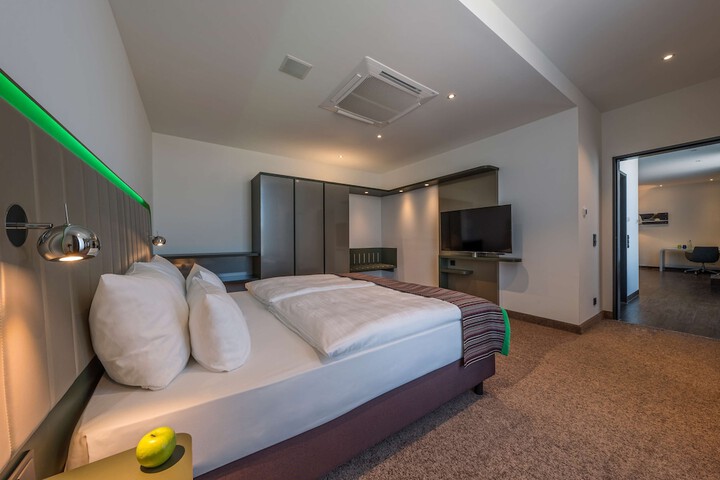 Room 9 of 42