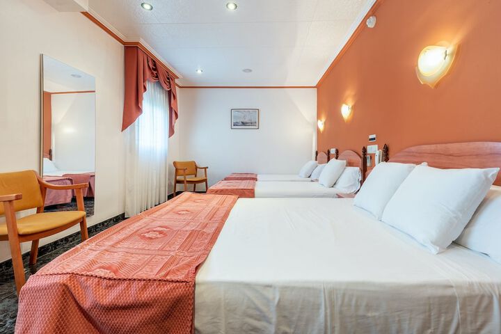Room 6 of 103