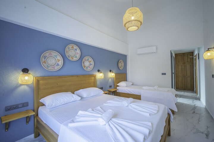 Room 6 of 28
