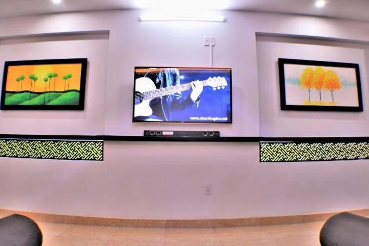 Room 8 of 20