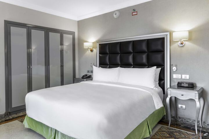 Room 27 of 117