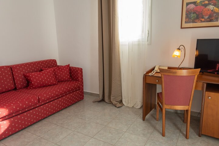 Room 104 of 210