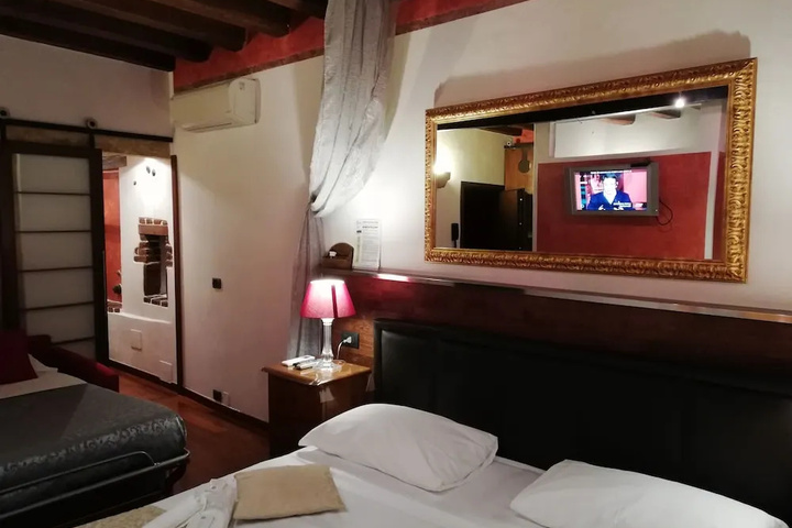 Room 5 of 11