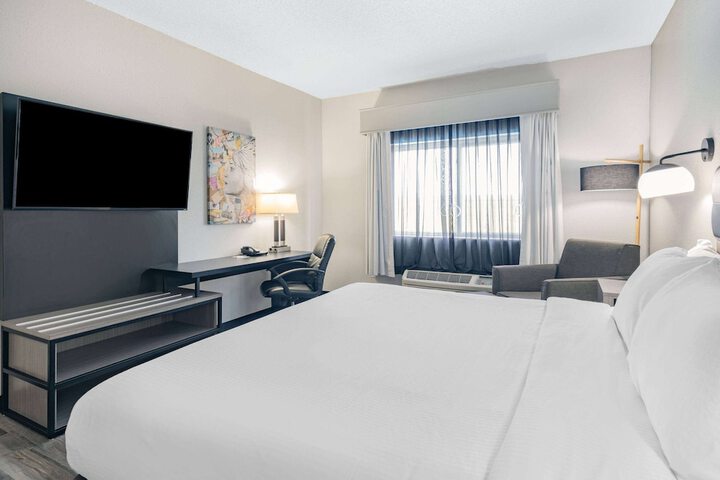 1 King Bed (10 of 10)