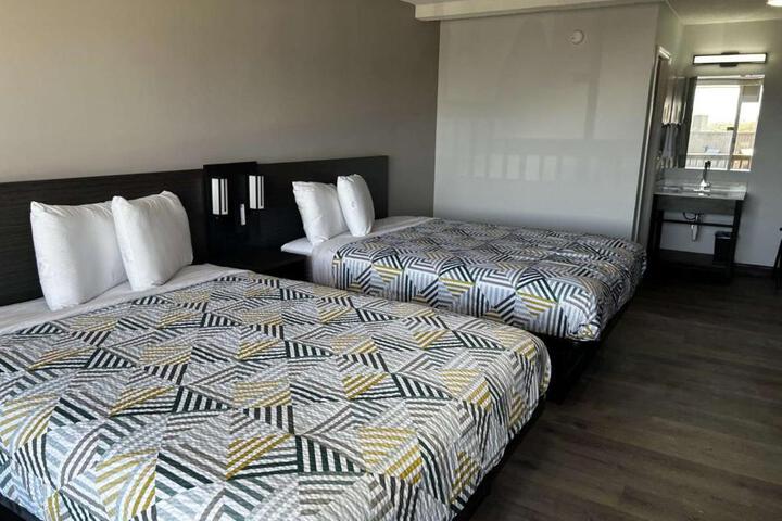 2 Queen Beds Mobility Accessible Tub (7 of 10)
