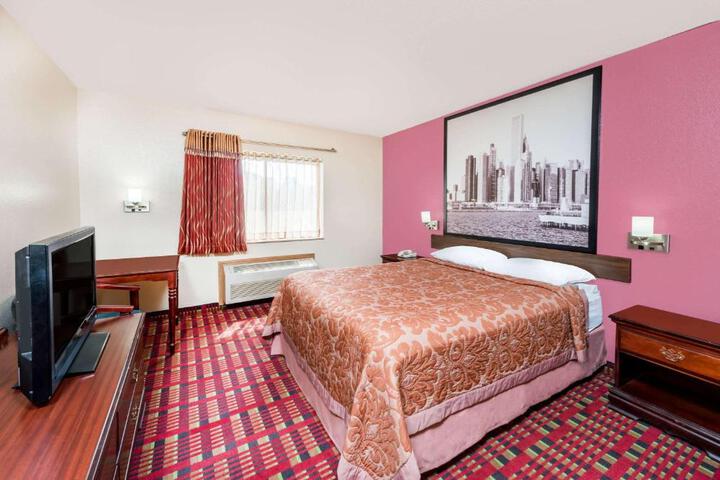 1 Queen Bed (7 of 10)