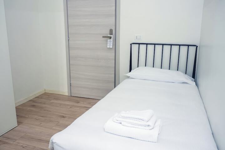 Room 21 of 33