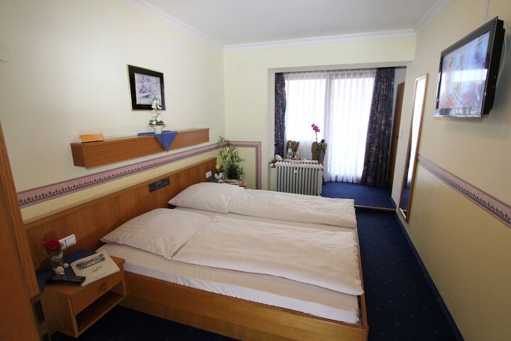 Room 3 of 37