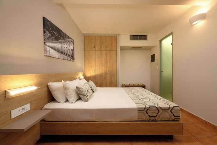 Room 32 of 180