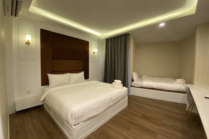 Room 4 of 9