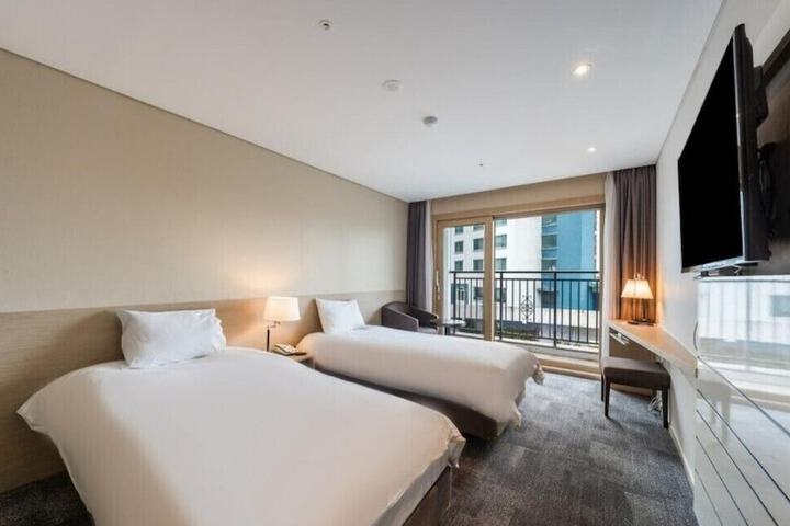 Room 52 of 122