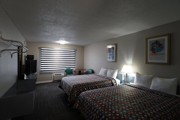 2 Queen Beds Ground Floor (3 of 9)