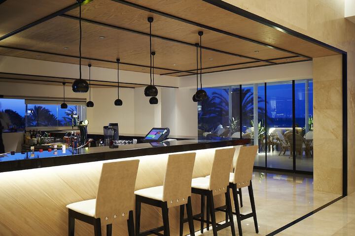 Lounge 53 of 64