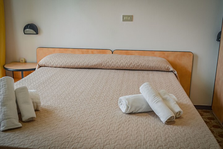 Room 28 of 76
