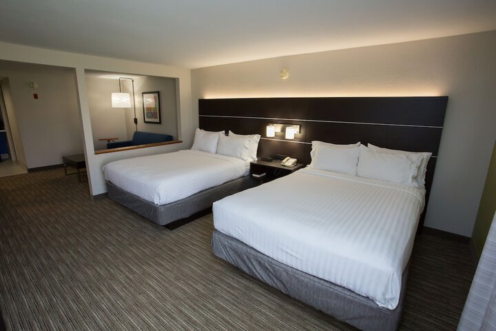 2 Queen Beds (2 of 17)