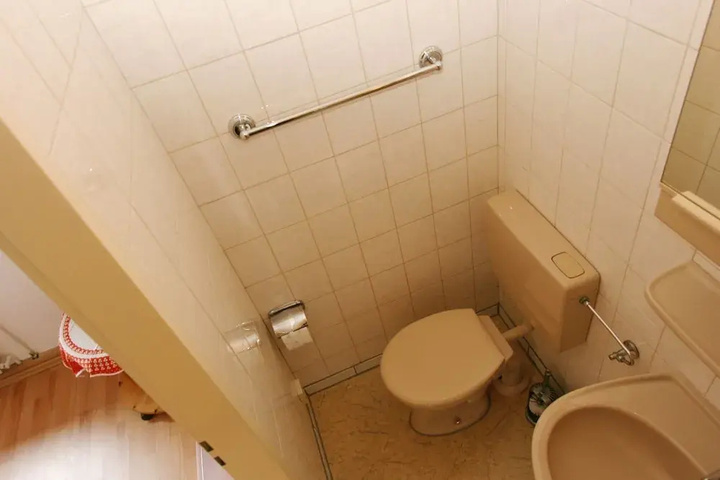 Room 7 of 19