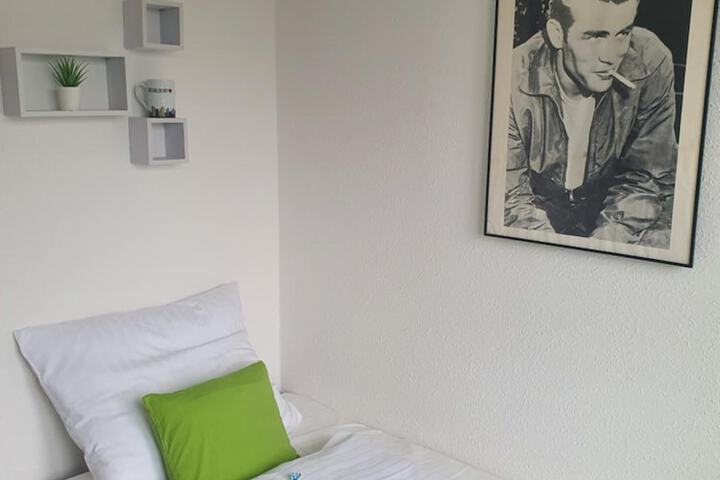 Room 9 of 30