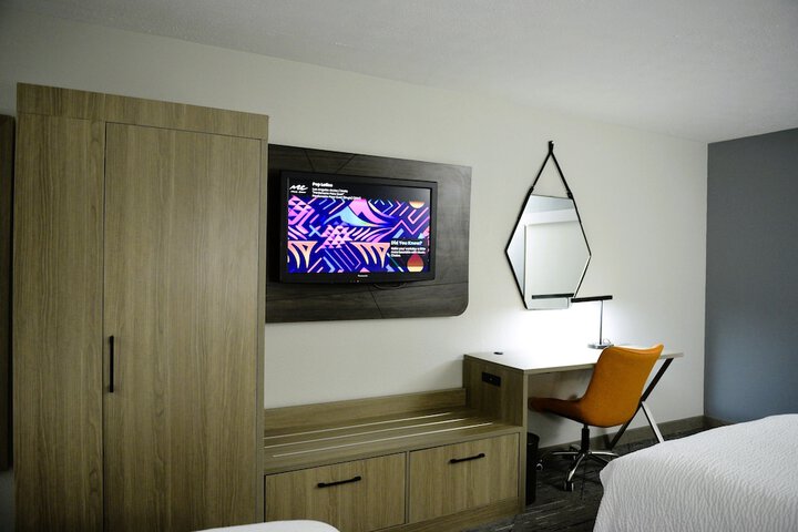 1 King Bed (12 of 17)