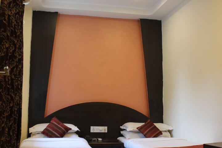 Room 13 of 38