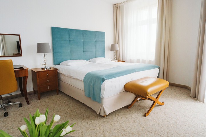 Room 7 of 18