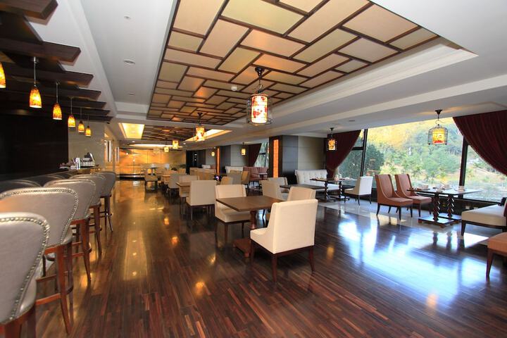 Lounge 72 of 90