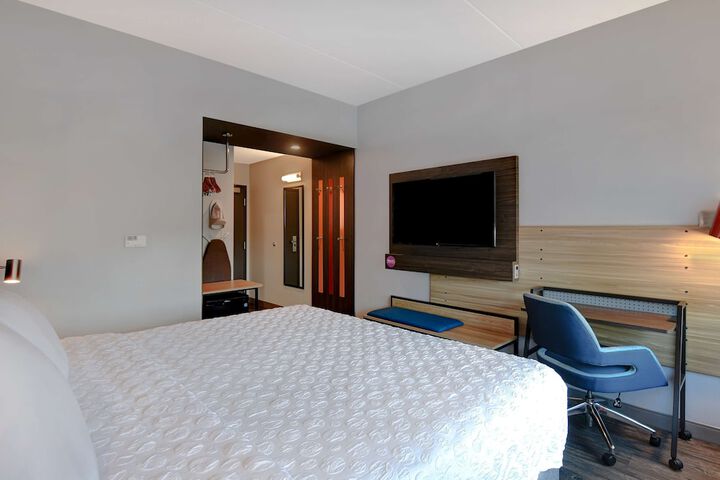 1 King Bed (7 of 18)