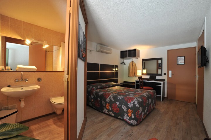 Room 8 of 61