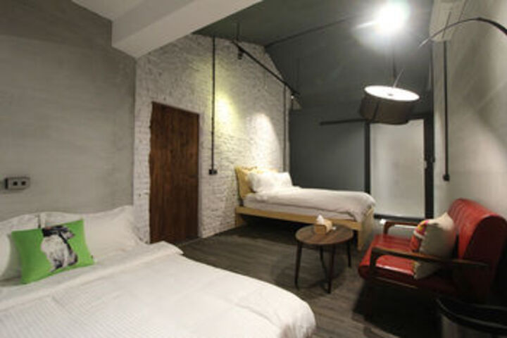 Room 10 of 16