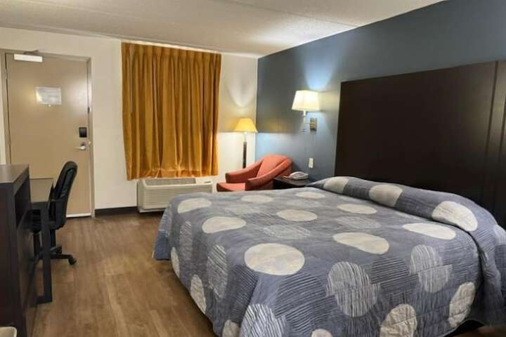Single Room Park View (1 of 4)