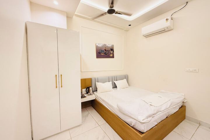 Room 6 of 37