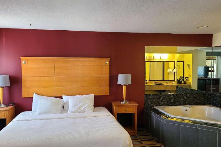 1 King Bed Microwave and Refrigerator WiFi Full Breakfast (14 of 20)