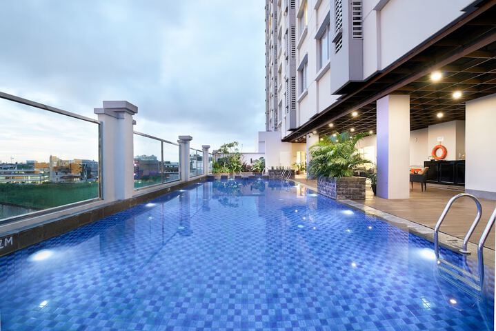 Hotel with Pool
