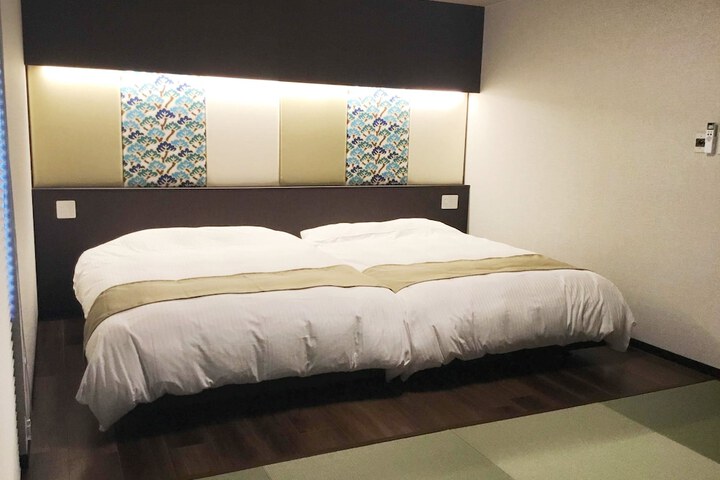 Room 13 of 18