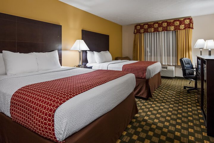 2 Queen Beds High Speed Internet Accessible Microwave and Refrigerator, Coffee Maker Iro (3 of 6)